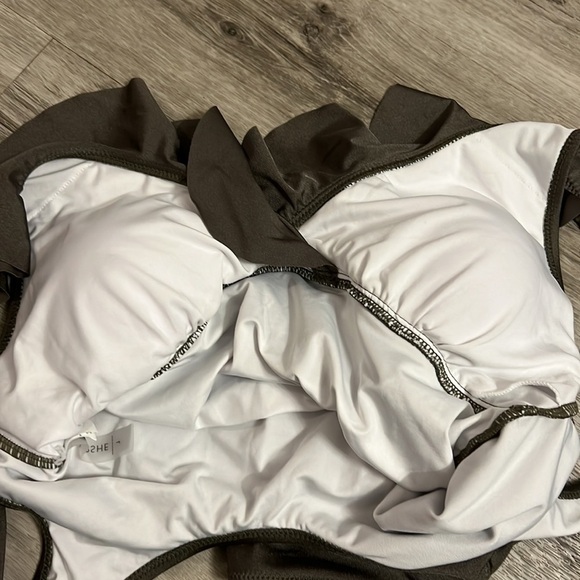 CUPSHE Women's V Neck One Piece Swimsuit Ruffled & Rouched Sz.L - Picture 10 of 11